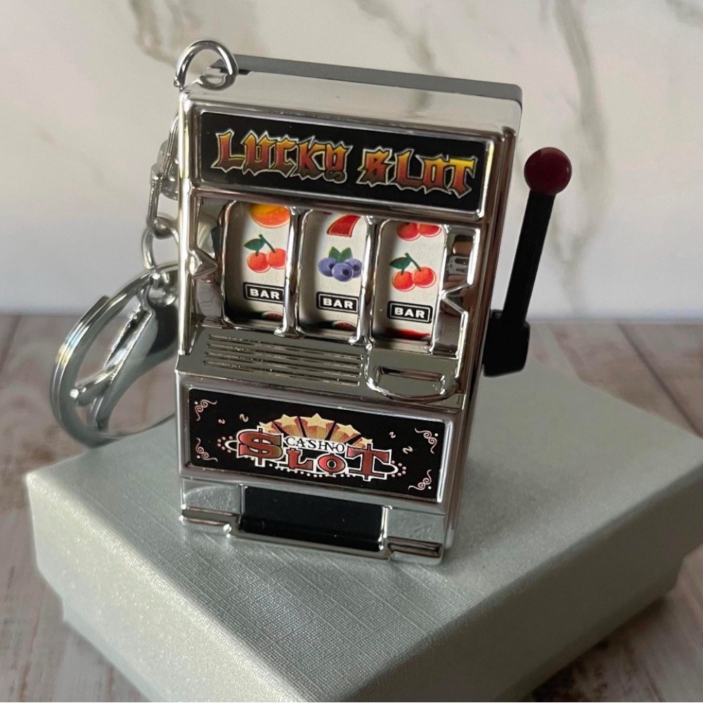 🎰 NEW Silver Spinning Machine Vegas Fun Cute Keychain Gift Idea